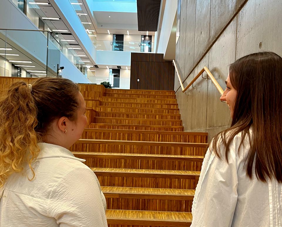 To elever på HST går sammen og snakker